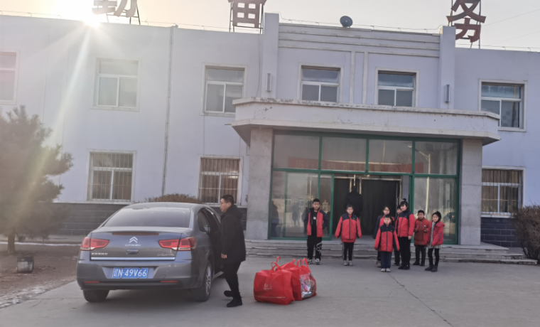 愛心幫扶貧困生，冰河助學暖人心